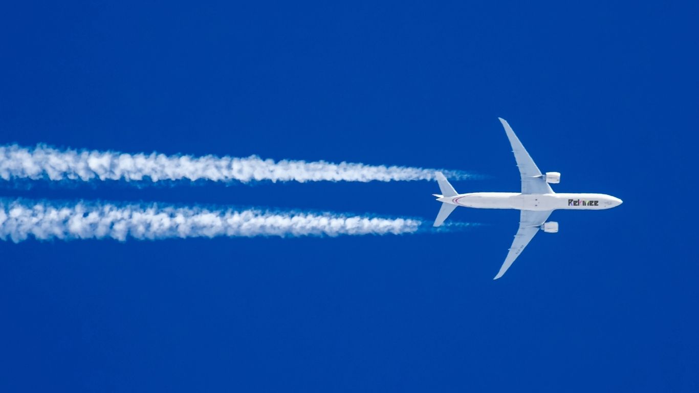 ジェット機が飛んでいる写真